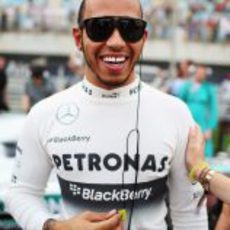 Lewis Hamilton sonríe en la parrilla de Sakhir