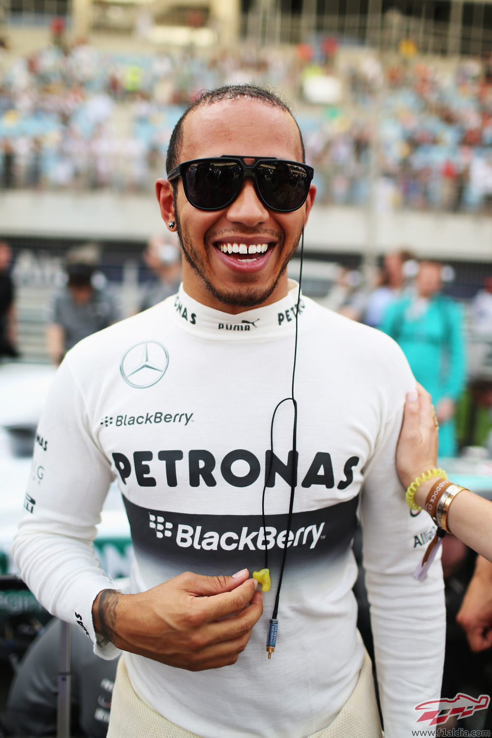 Lewis Hamilton sonríe en la parrilla de Sakhir