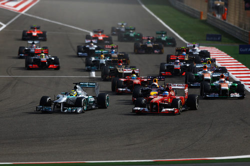 Primera curva del Gran Premio de Baréin 2013