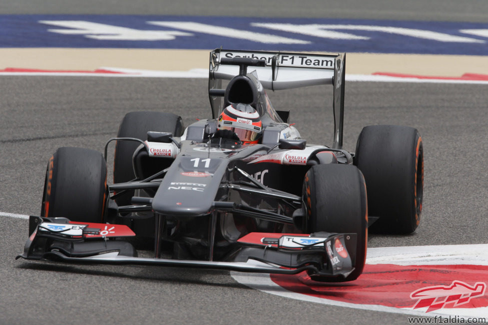 Nico Hülkenberg afronta una de las curvas de Sakhir