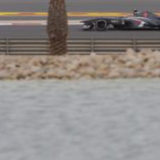 Esteban Gutiérrez lidia con su C32 durante el GP de Baréin 2013