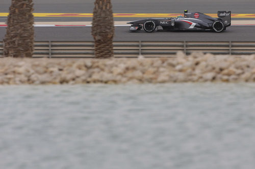 Esteban Gutiérrez lidia con su C32 durante el GP de Baréin 2013