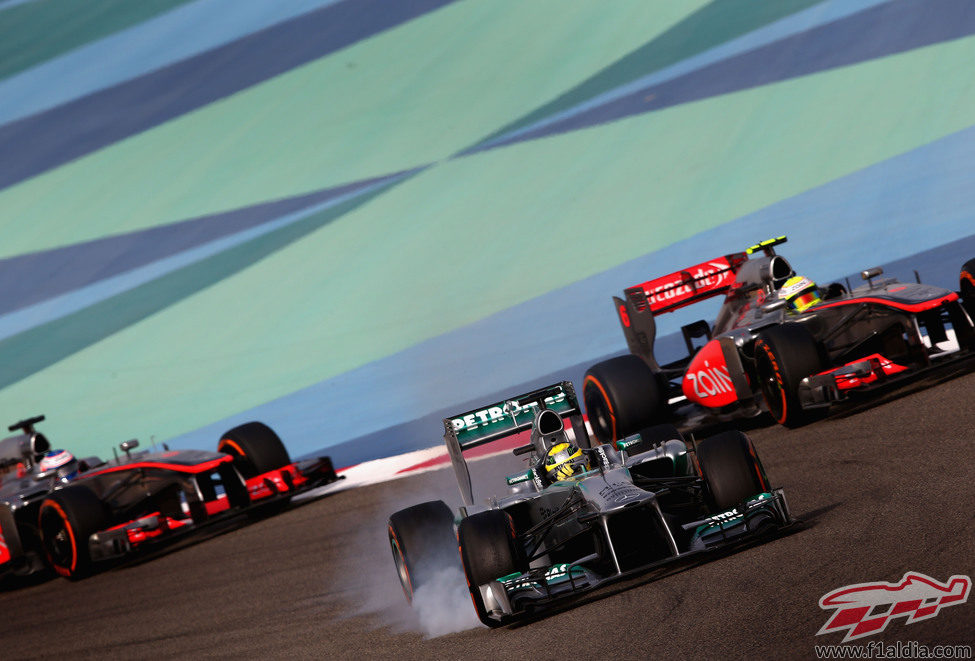 Nico Rosberg se defiende de los McLaren