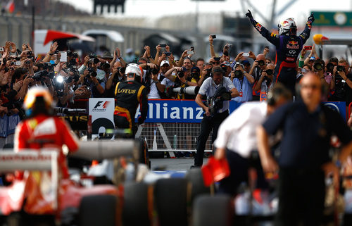 Sebastian Vettel celebra, Fernando Alonso lamenta