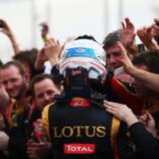 Romain Grosjean se abraza con su equipo