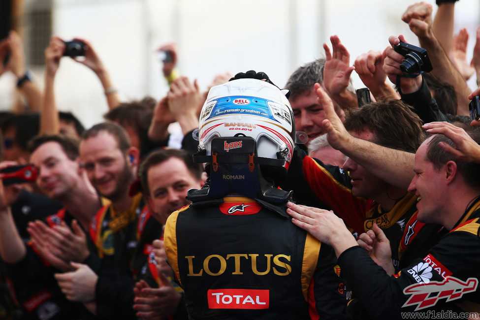 Romain Grosjean se abraza con su equipo