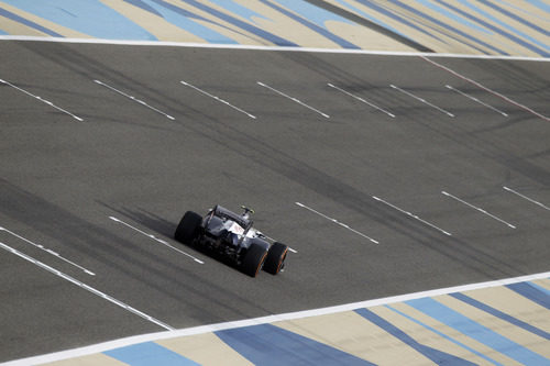 Valtteri Bottas pasa por la recta de atrás de Baréin