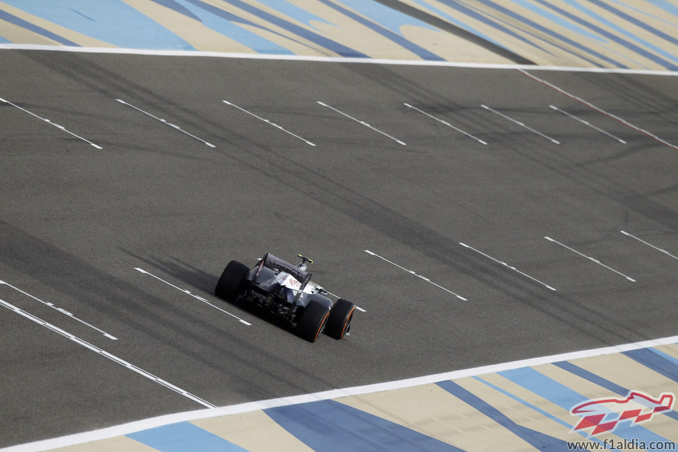 Valtteri Bottas pasa por la recta de atrás de Baréin