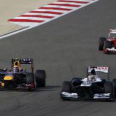 Pastor Maldonado se defiende de Mark Webber