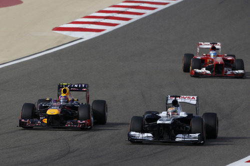 Pastor Maldonado se defiende de Mark Webber