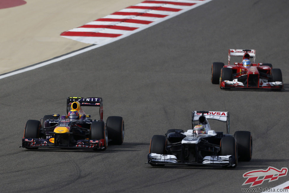 Pastor Maldonado se defiende de Mark Webber