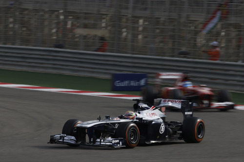 Pastor Maldonado por delante del F138 de Alonso