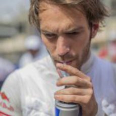 Jean Eric Vergne se refresca antes de la carrera