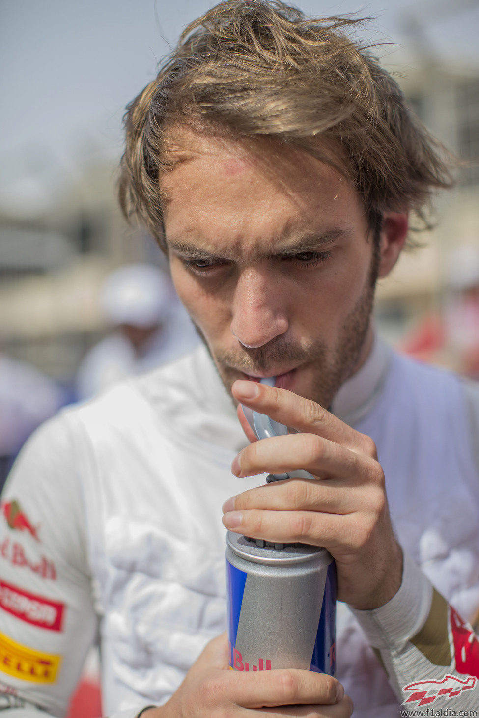 Jean Eric Vergne se refresca antes de la carrera