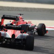 Jules Bianchi pilota por delante de Chilton