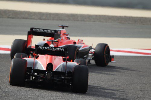 Jules Bianchi pilota por delante de Chilton