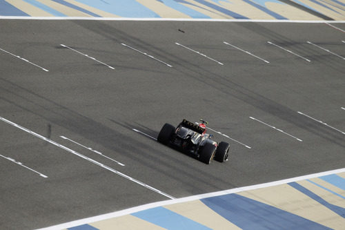 Romain Grosjean progresa en carrera en la recta de atrás de Baréin