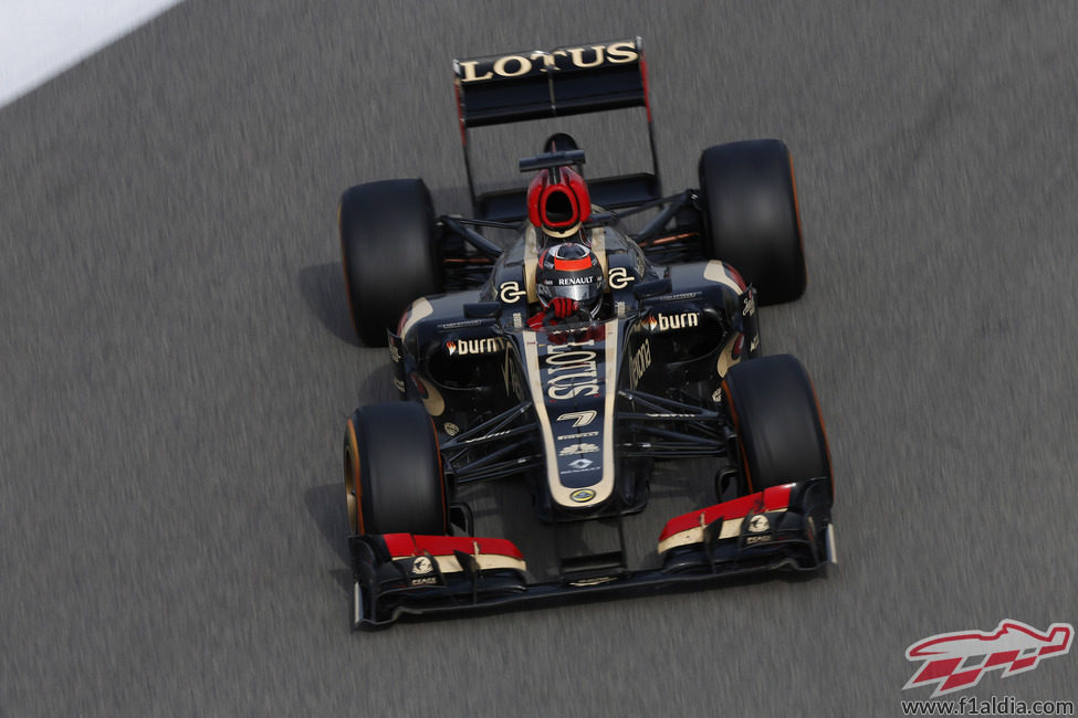Kimi Räikkönen rueda con su E21 en el trazado de Sakhir
