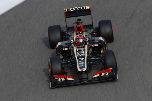 Kimi Räikkönen rueda con su E21 en el trazado de Sakhir