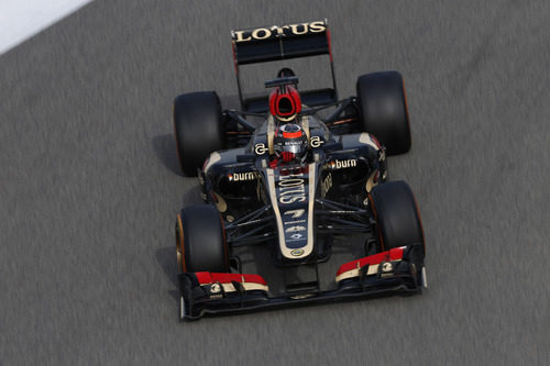 Kimi Räikkönen rueda con su E21 en el trazado de Sakhir
