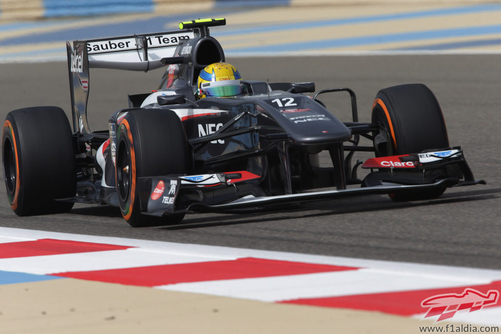 Esteban Gutiérrez intenta remontar posiciones durante el GP de Baréin 2013