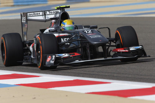 Esteban Gutiérrez intenta remontar posiciones durante el GP de Baréin 2013