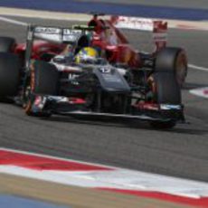 Esteban Gutiérrez por delante de Alonso durante el GP de Baréin 2013