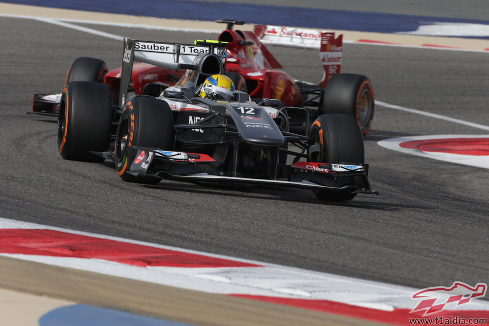 Esteban Gutiérrez por delante de Alonso durante el GP de Baréin 2013