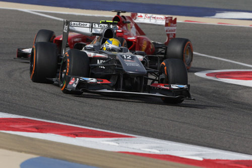 Esteban Gutiérrez por delante de Alonso durante el GP de Baréin 2013