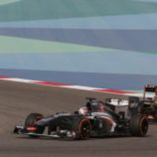 Nico Hülkenberg por delante de Räikkönen el GP de Baréin 2013