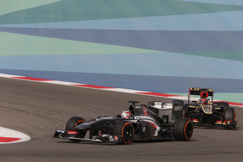 Nico Hülkenberg por delante de Räikkönen el GP de Baréin 2013