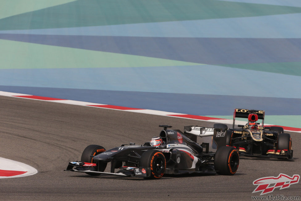 Nico Hülkenberg por delante de Räikkönen el GP de Baréin 2013