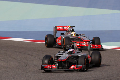Jenson Button, por delante de Sergio Pérez en Baréin