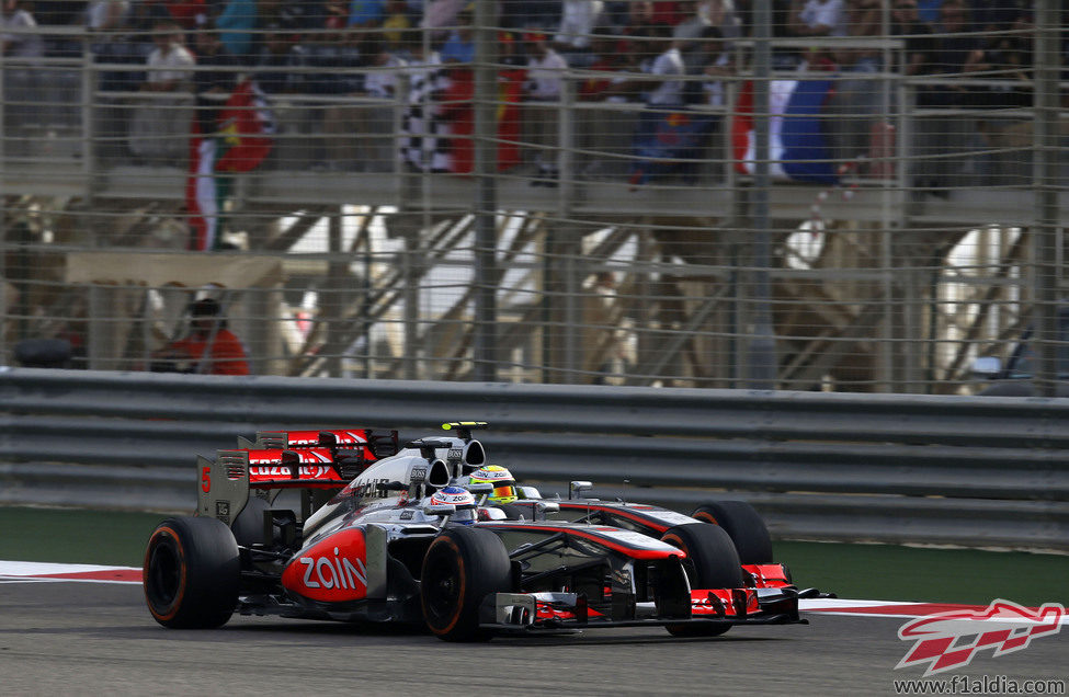 Jenson Button y Sergio Pérez, a punto de tocarse en Baréin