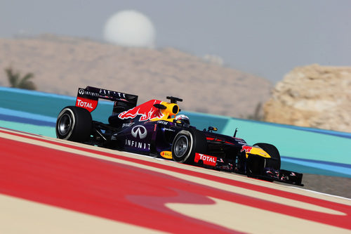 Sebastian Vettel rueda en los Libres 2 del GP de Baréin 2013