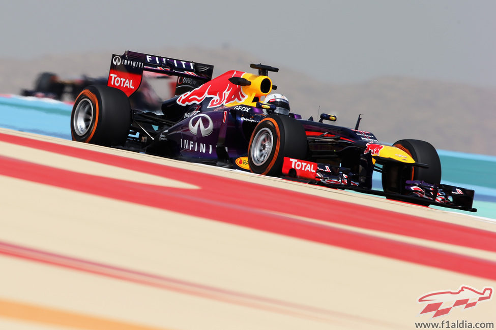 Sebastian Vettel rueda con el compuesto duro en Sakhir