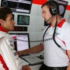 Jules Bianchi habla con uno de sus ingenieros