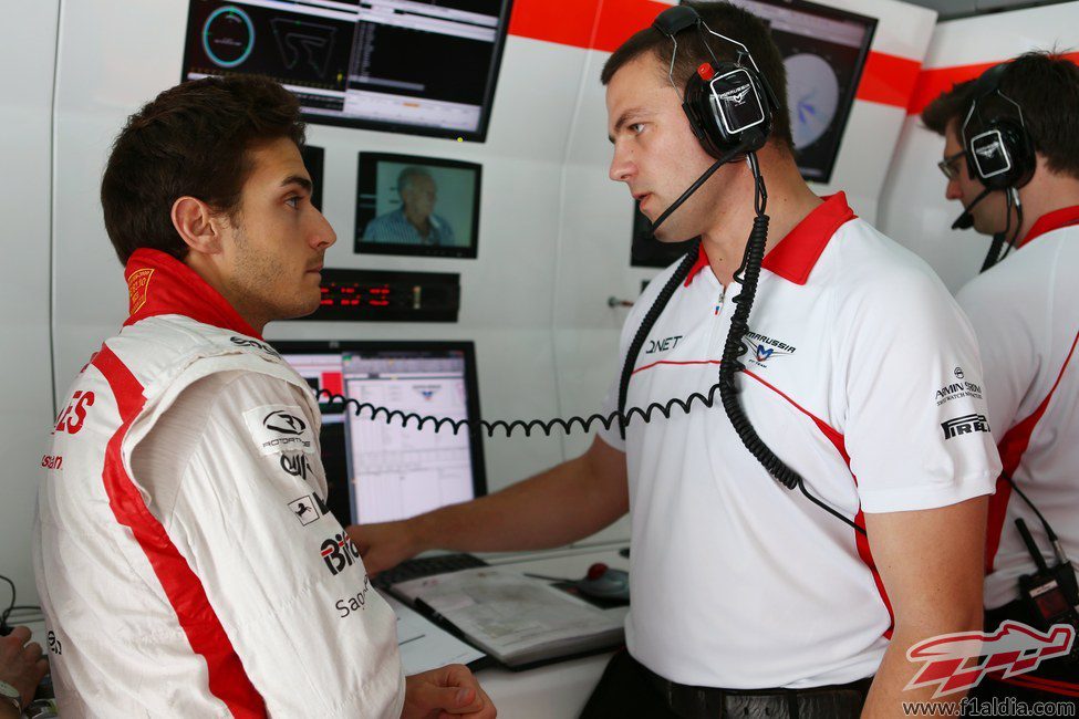 Jules Bianchi habla con uno de sus ingenieros