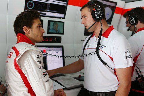 Jules Bianchi habla con uno de sus ingenieros