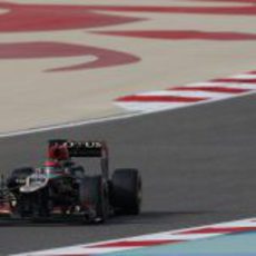 Kimi Räikkönen afronta una recta en Sakhir
