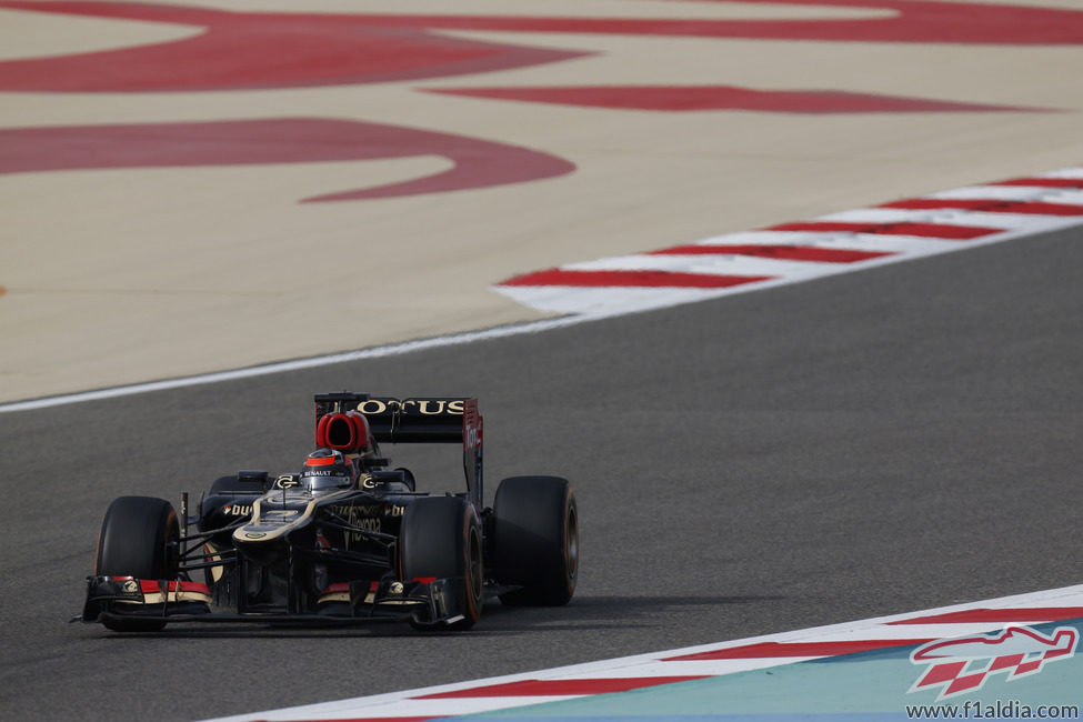 Kimi Räikkönen afronta una recta en Sakhir