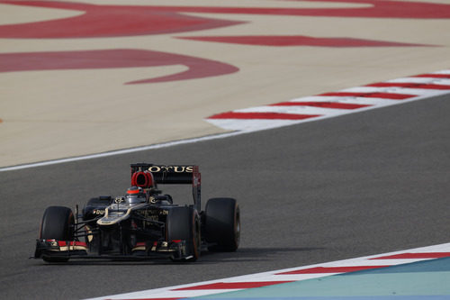 Kimi Räikkönen afronta una recta en Sakhir