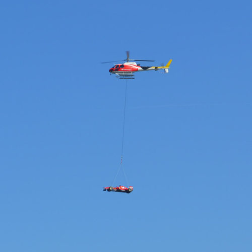 Un Ferrari volando por el cielo de Barcelona