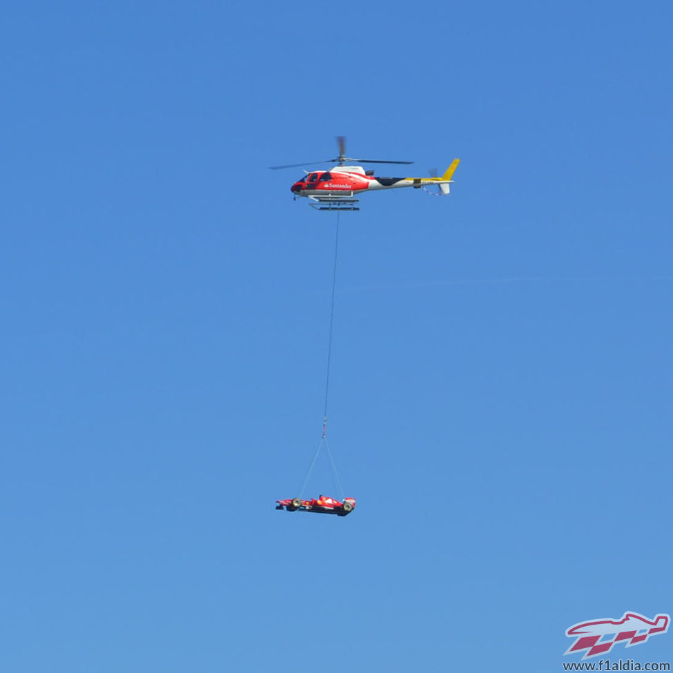 Un Ferrari volando por el cielo de Barcelona