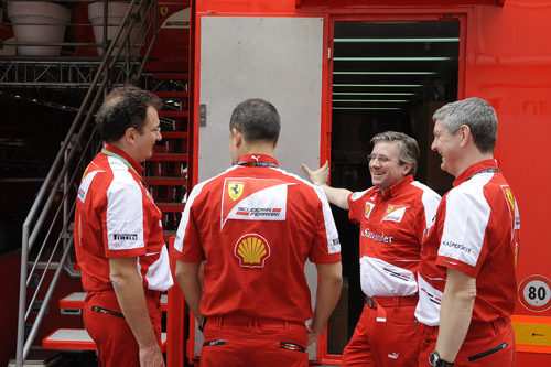 Nicholas Tombazis y Pat Fry en Montmeló