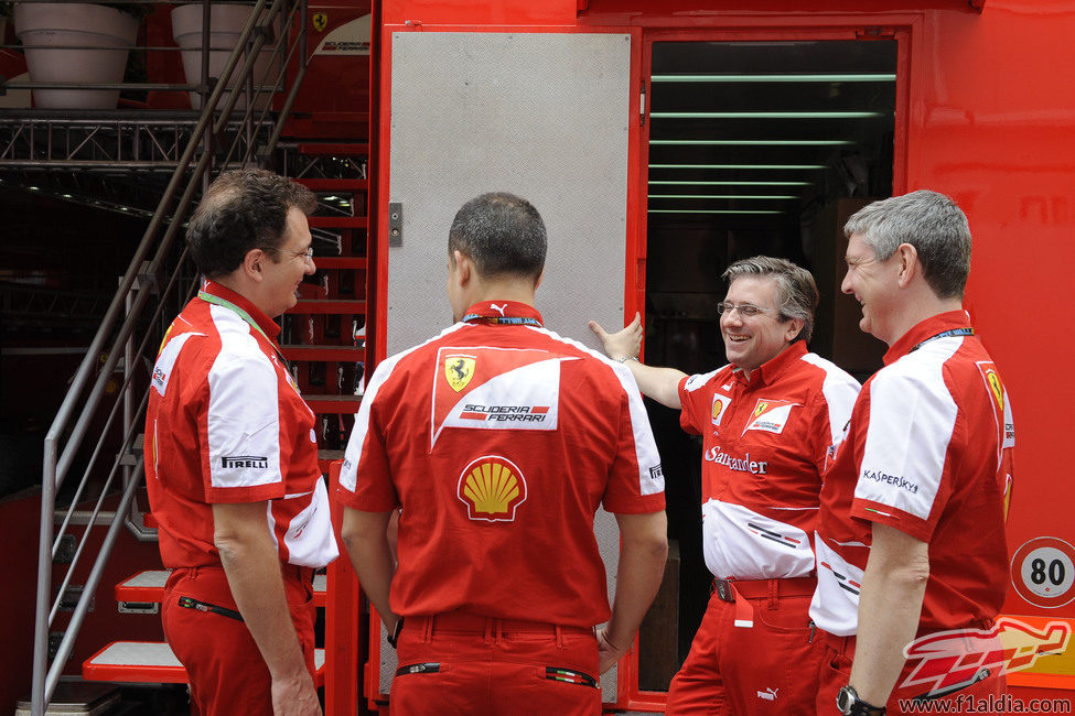 Nicholas Tombazis y Pat Fry en Montmeló