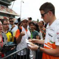 Paul di Resta firma autógrafos en Montmeló