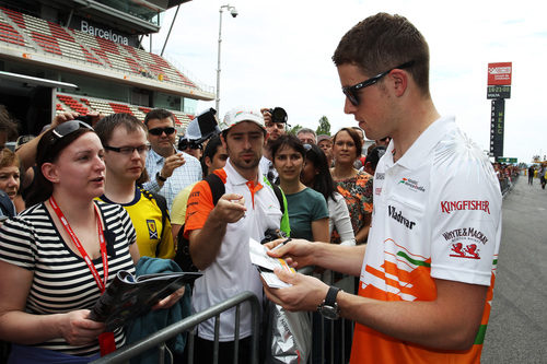 Paul di Resta firma autógrafos en Montmeló