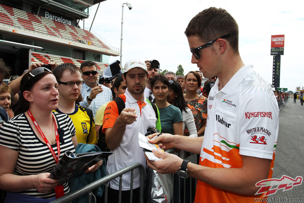 Paul di Resta firma autógrafos en Montmeló