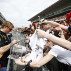 Kimi Räikkonen deja su rúbrica a los fans